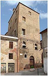 photos towers torre dei canonici piazza pola